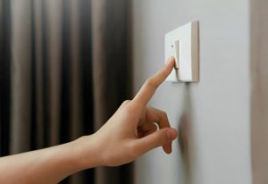 Sử dụng cầu dao để bật/tắt điều hòa
